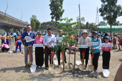 (由右至左)屏東林管處楊瑞芬處長、臺灣高等法院高雄分院莊秋桃院長、經濟部水利署第七河川局李宗恩局長、屏東縣潘孟安縣長、行政院南部聯合服務中心陳政聞執行長植樹後合影 